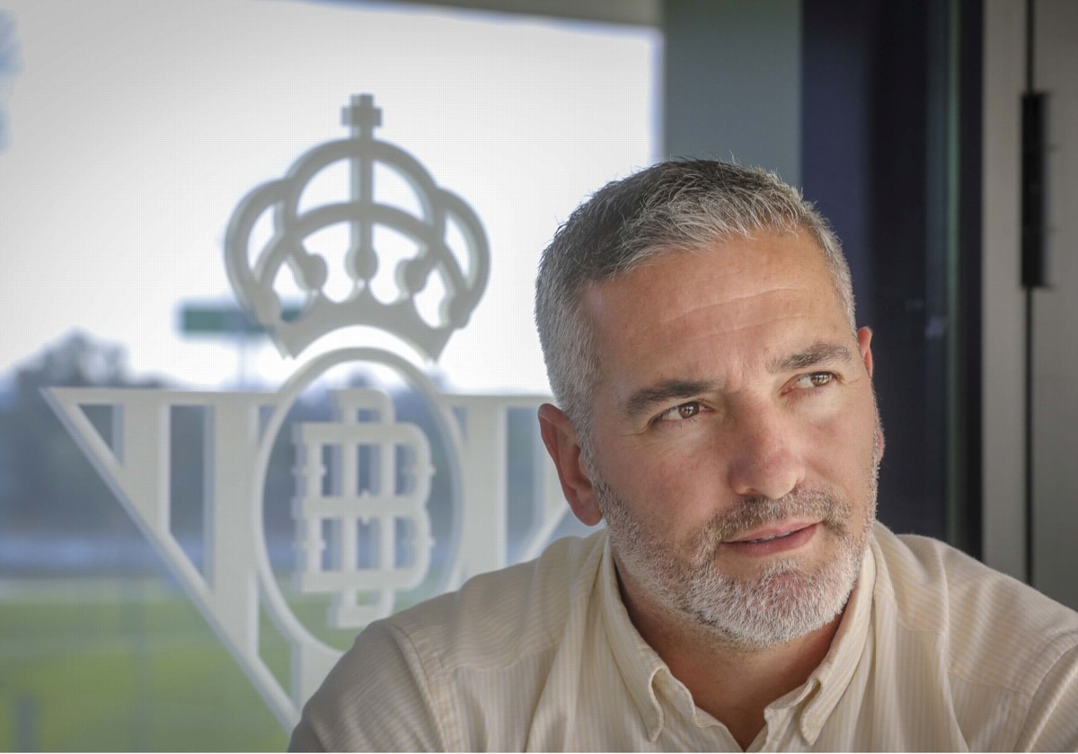 Arzu, entrenador del Betis Deportivo, durante un momento de la entrevista en la ciudad deportiva Rafael Gordillo