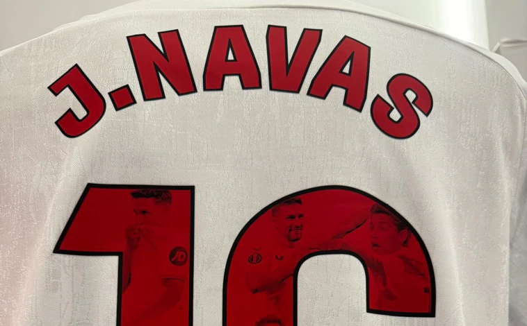 Image - Puerta's number 16, stamped by Navas on a t-shirt tribute to the palace