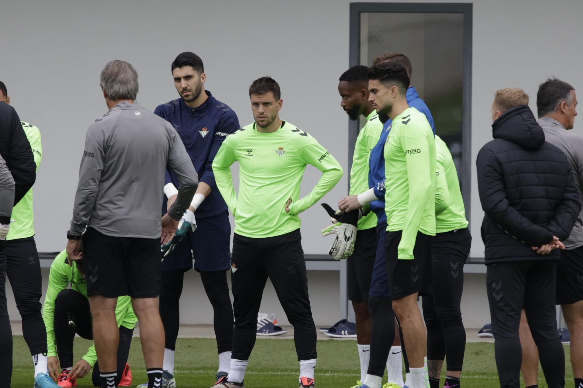 Lo Celso atiende a la charla previa al inicio del entrenamiento con el Betis este jueves