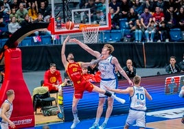 España suma una milagrosa y agónica victoria para acercarse al Eurobasket