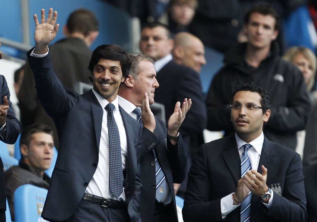 El jeque y propietario Mansour bin Zayed Al Nahyan, junto al presidente del Manchester City Khaldoon Al Mubarak