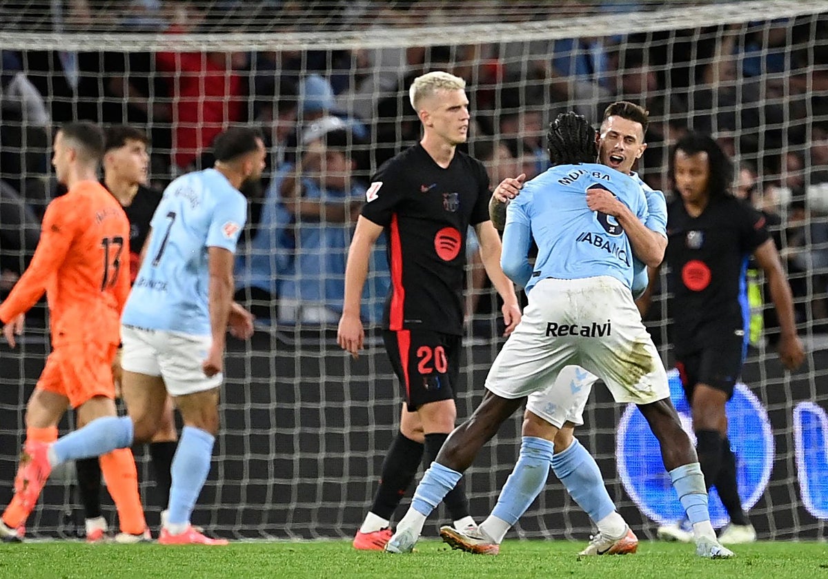 Los jugadores del Celta celebran uno de sus goles al Barça