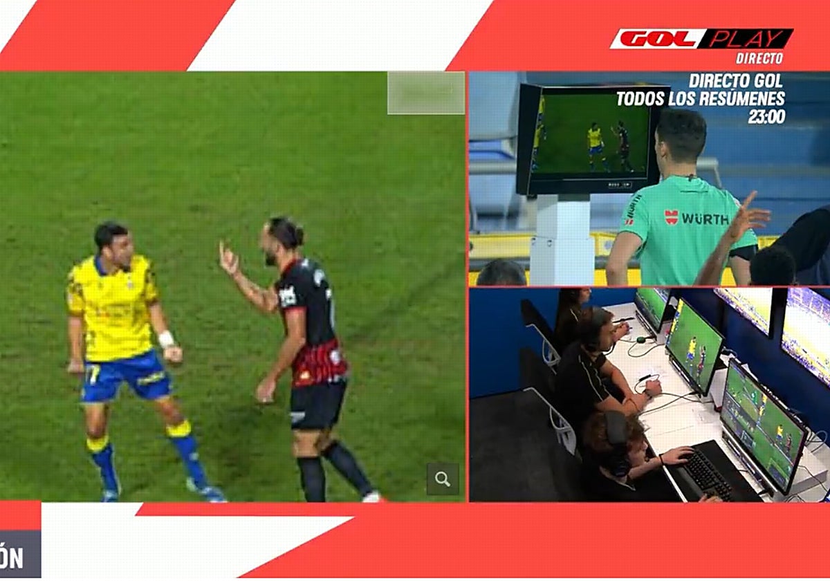 Momento en el que colegiado ve el monitor la peineta de Muriqi