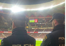 Enfado en el Atlético por un mensaje de la Policía sobre los detenidos del Clásico ilustrado con una foto del Metropolitano: «Son de otro equipo de Madrid»