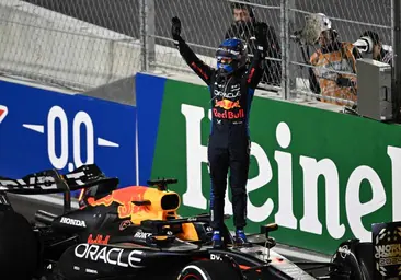 Verstappen gana su cuarto Mundial ante el doblete de Mercedes y el podio de Sainz