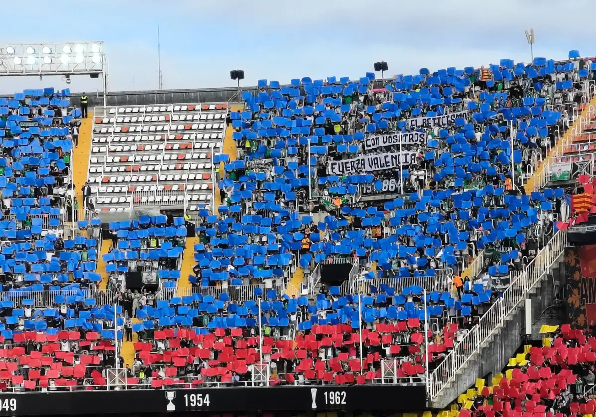 Imagen del tifo en honor a las víctimas de la DANA y pancarta de los seguidores béticos en Mestalla