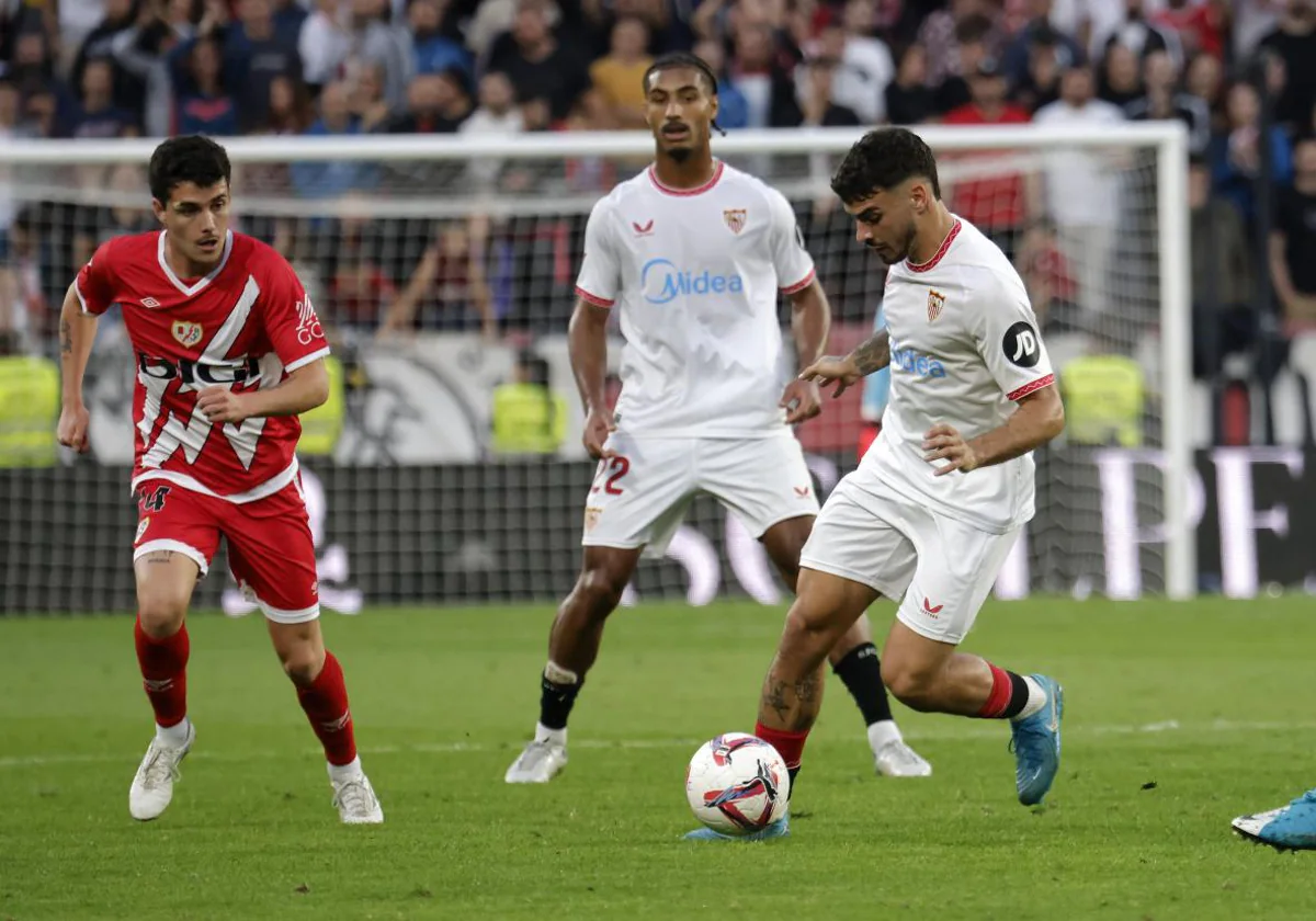 Isaac Romero conduce el balón durante el Sevilla - Rayo de la 14ª jornada de LaLiga