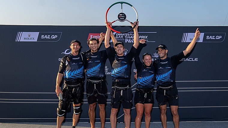 Los kiwis alzan el trofeo de Dubai.