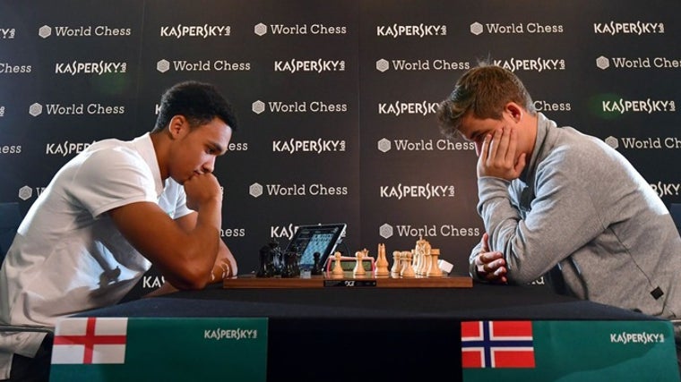 Trent, jugando contra el campeón mundial Carlsen una partida de ajedrez en 2018. Perdió en 17 movimientos