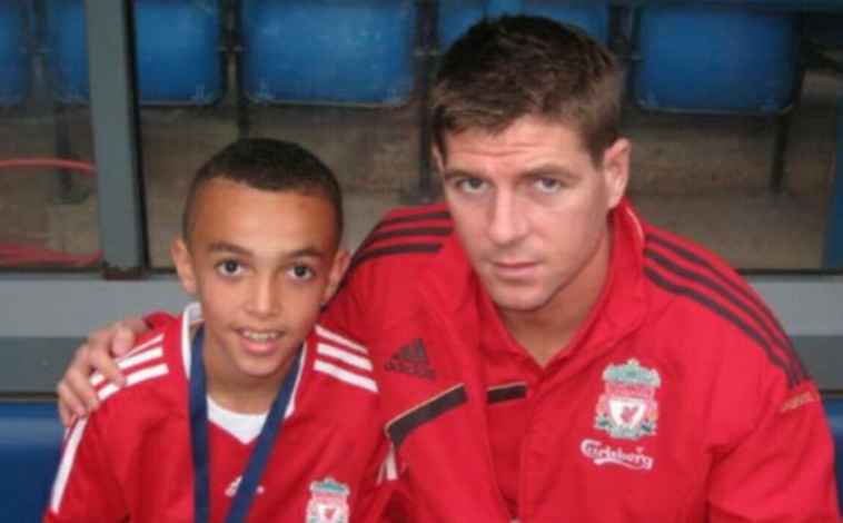 Imagen principal - Arriba, Alexander-Arnold junto a Gerrard, mítico capitán 'red'. Abajo, su mural de Sylbil Road: «Un chico normal de Liverpool que cumplió sus sueños» y durante su estancia en la cantera del Liverpool