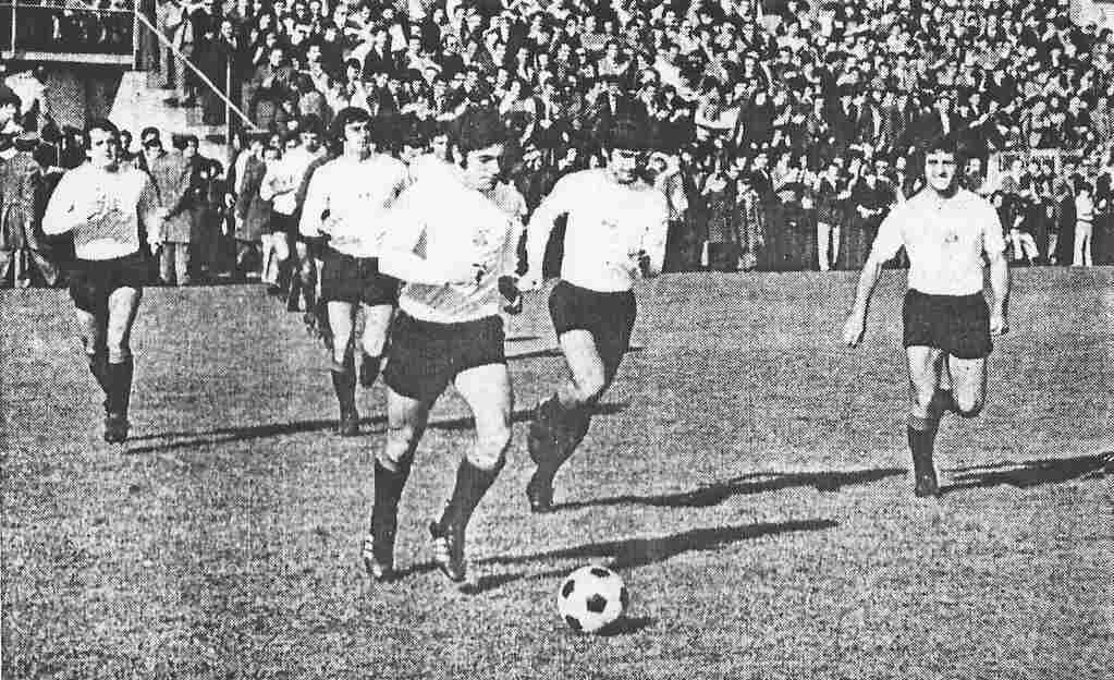 El Betis, saltando de blanco al campo del Sant Andreu en 1974