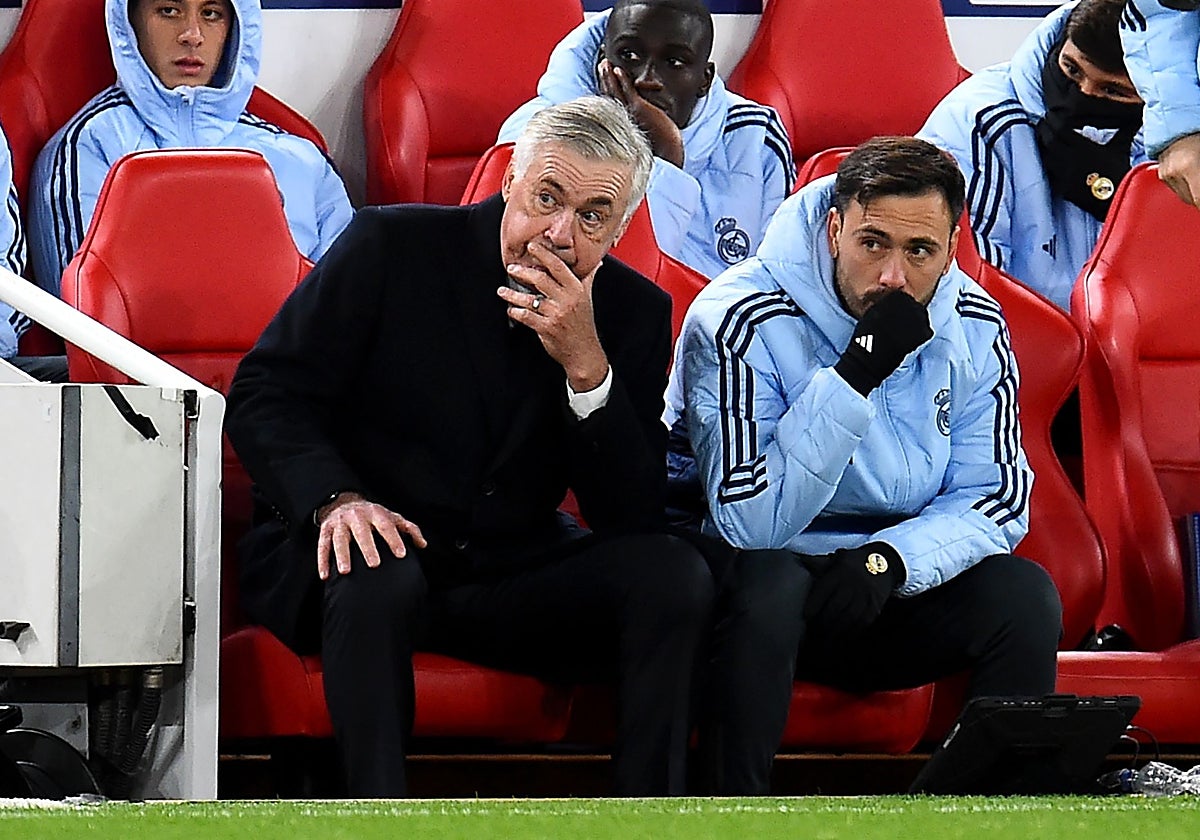 Ancelotti, junto a Davide, ya con 2-0 en el marcador
