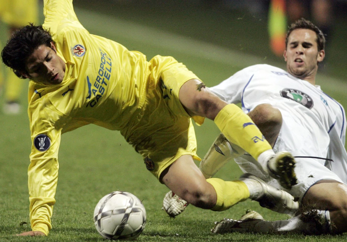 Matías Fernández recibe la entrada de un jugador del Mlada Boleslav durante el partido del Villarreal en la Copa de la UEFA 07-08