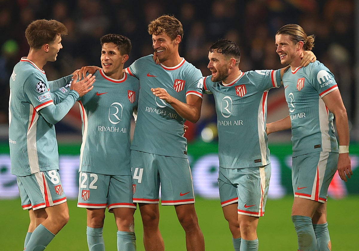 Pablo Barrios, felicitado por sus compañeros del Atlético en la goleada ante el Sparta Praga