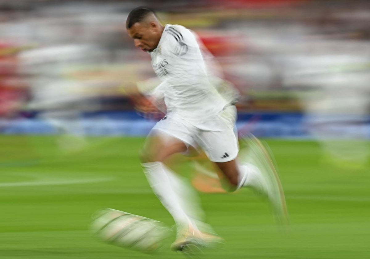 Mbappe, durante el partido del Real Madrid en Liverpool