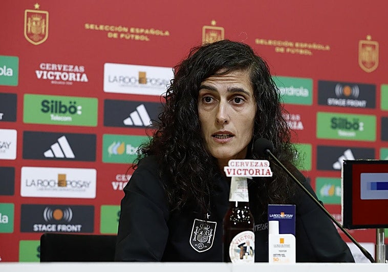 Montse Tomé esconde la mano y abronca a la prensa: «Hacéis preguntas que las futbolistas no tienen que responder»