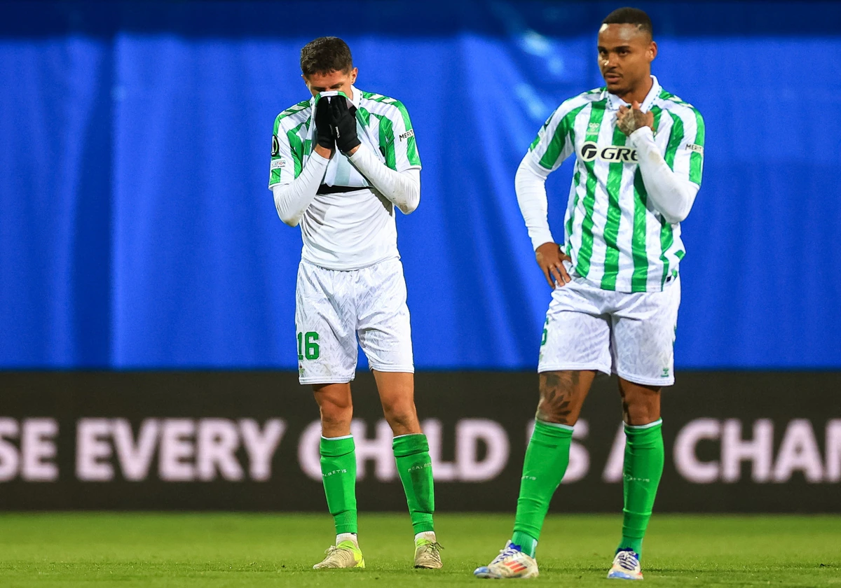 Altimira y Natan se lamentan durante el partido ante el Mlada