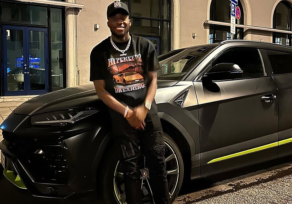 Davies, apoyado en su coche