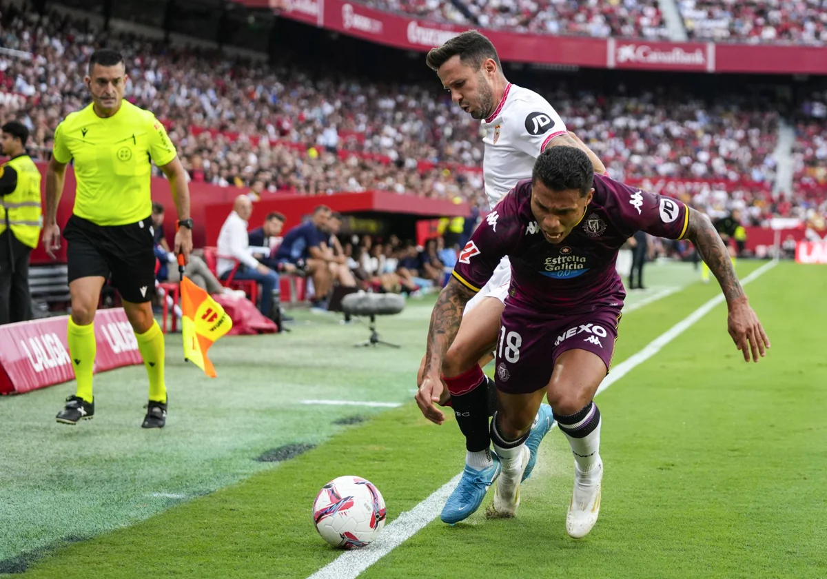 Saúl encima a Darwin Machís en el partido ante el Valladolid