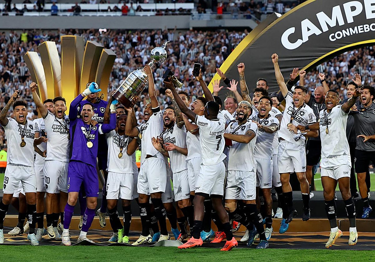 Los jugadores del Botafogo, con el trofeo de campeones de la Copa Libertadores