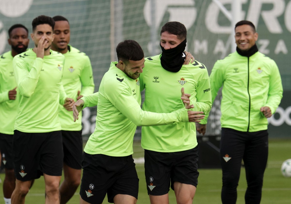 Los jugadores del Betis, haciendo carrera continua en un entrenamiento reciente