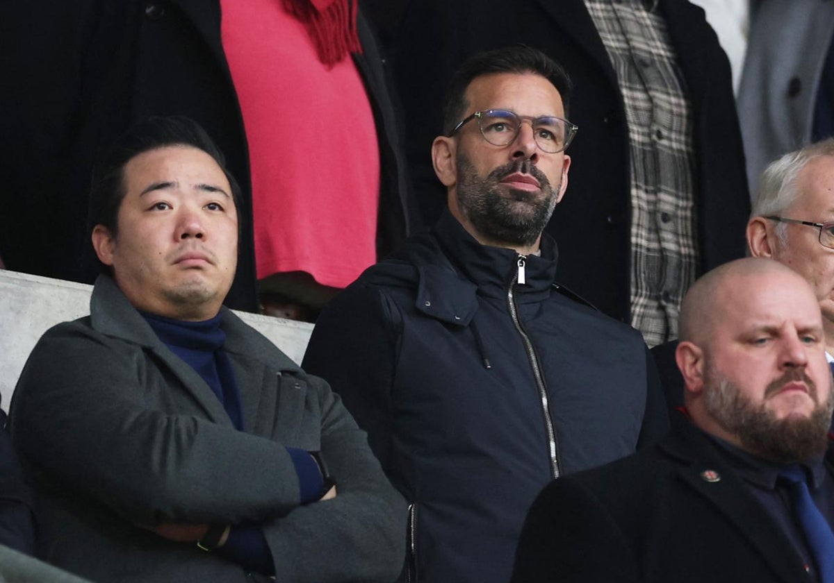 Van Nistelrooy en la grada del Gtech Community Stadium durante el Brentford - Leicester City