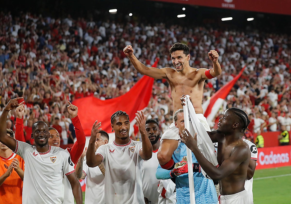 Los jugadores del Sevilla FC le dedican a Jesús Navas el último derbi ante el Betis que ganaron en octubre en el Sánchez-Pizjuán