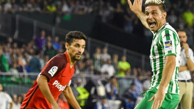 Jesús Navas and Joaquín, in the Betis - Sevilla derby of the 2018/19 season