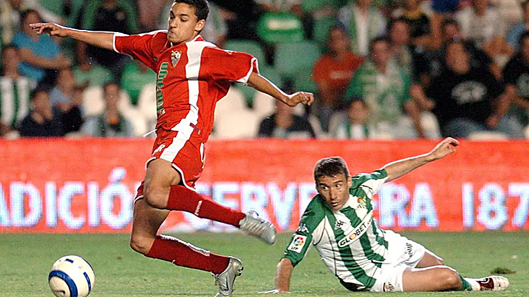 Navas se marcha de Luis Fernández en un lance del Betis - Sevilla de la temporada 2004/05, primer derbi disputado por el palaciego