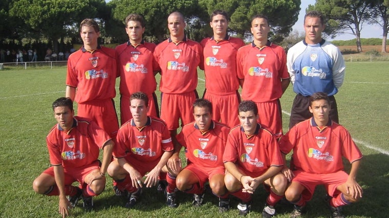 El Sevilla juvenil de Luis de la Fuente, con canteranos como Lolo o Fernando Vega, y a la derecha de la imagen, Navas junto a Domingo Elías en la esquina y arriba Puerta y Wilfred