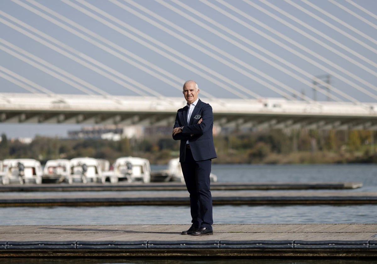 Fernando Briones, posando para ABC en un pantalán del CEAR de la Cartuja