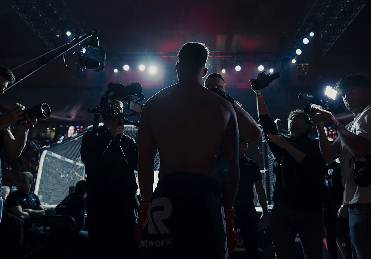 Uno de los luchadores, listo para entrar en la jaula de WAR, en la Caja Mágica