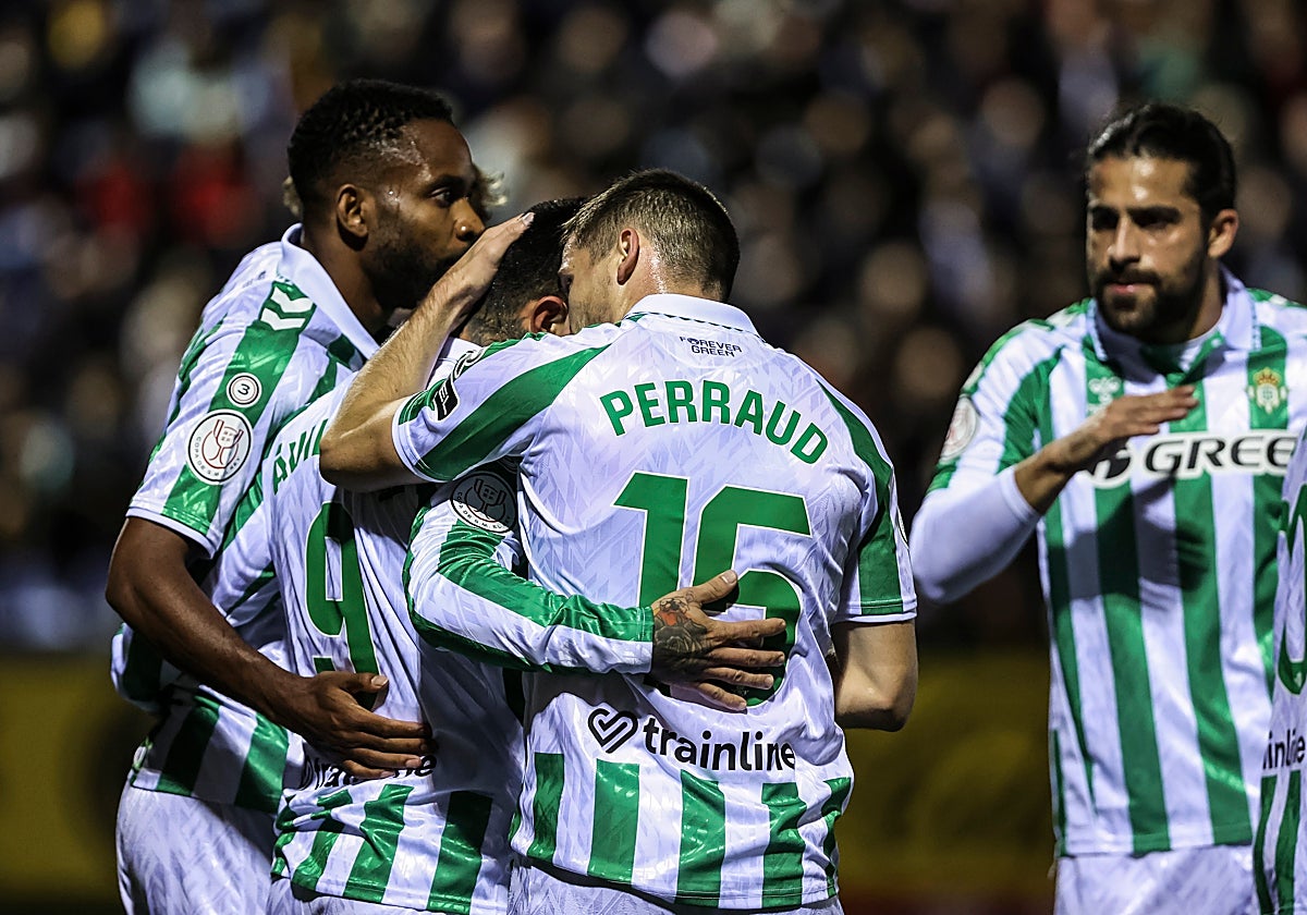 Los jugadores del Betis celebran el gol del Chimy Ávila que abría el marcador en el Narcís Sala de Sant Andreu