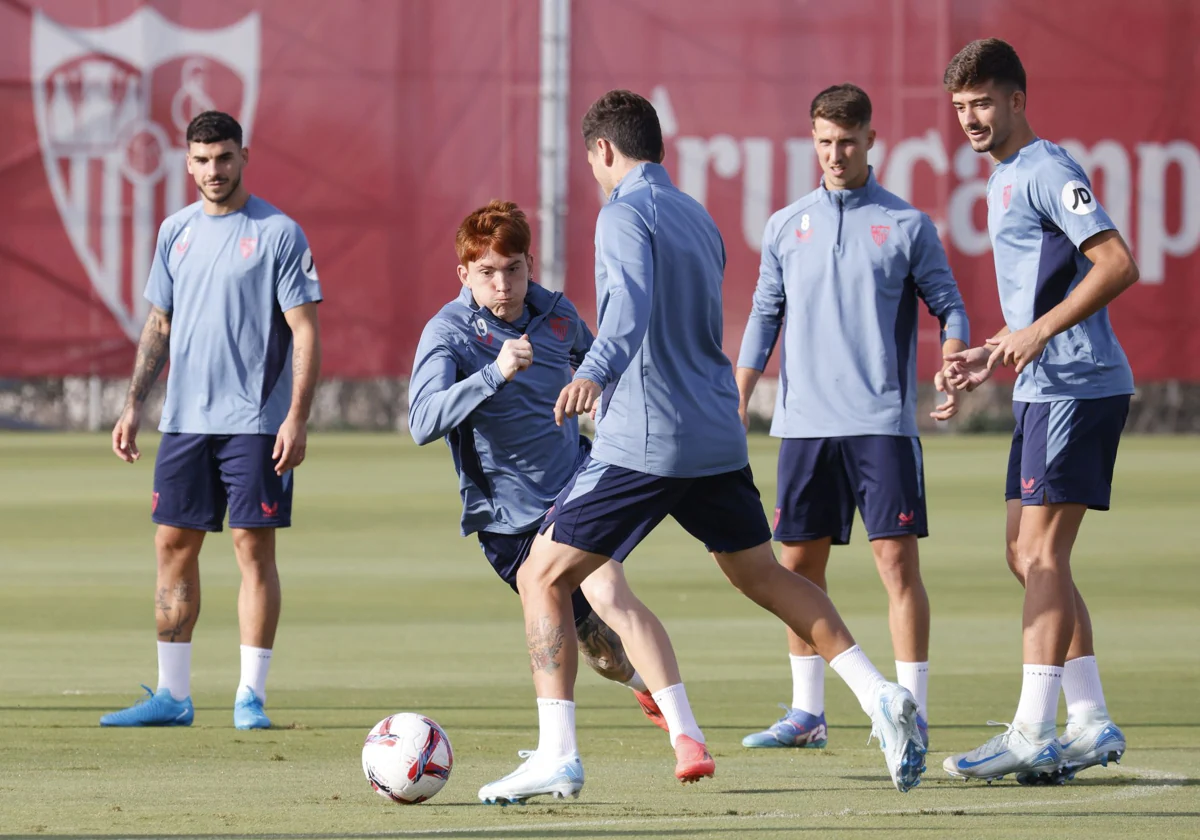 Barco, junto a varios compañeros, en un entrenamiento del Sevilla