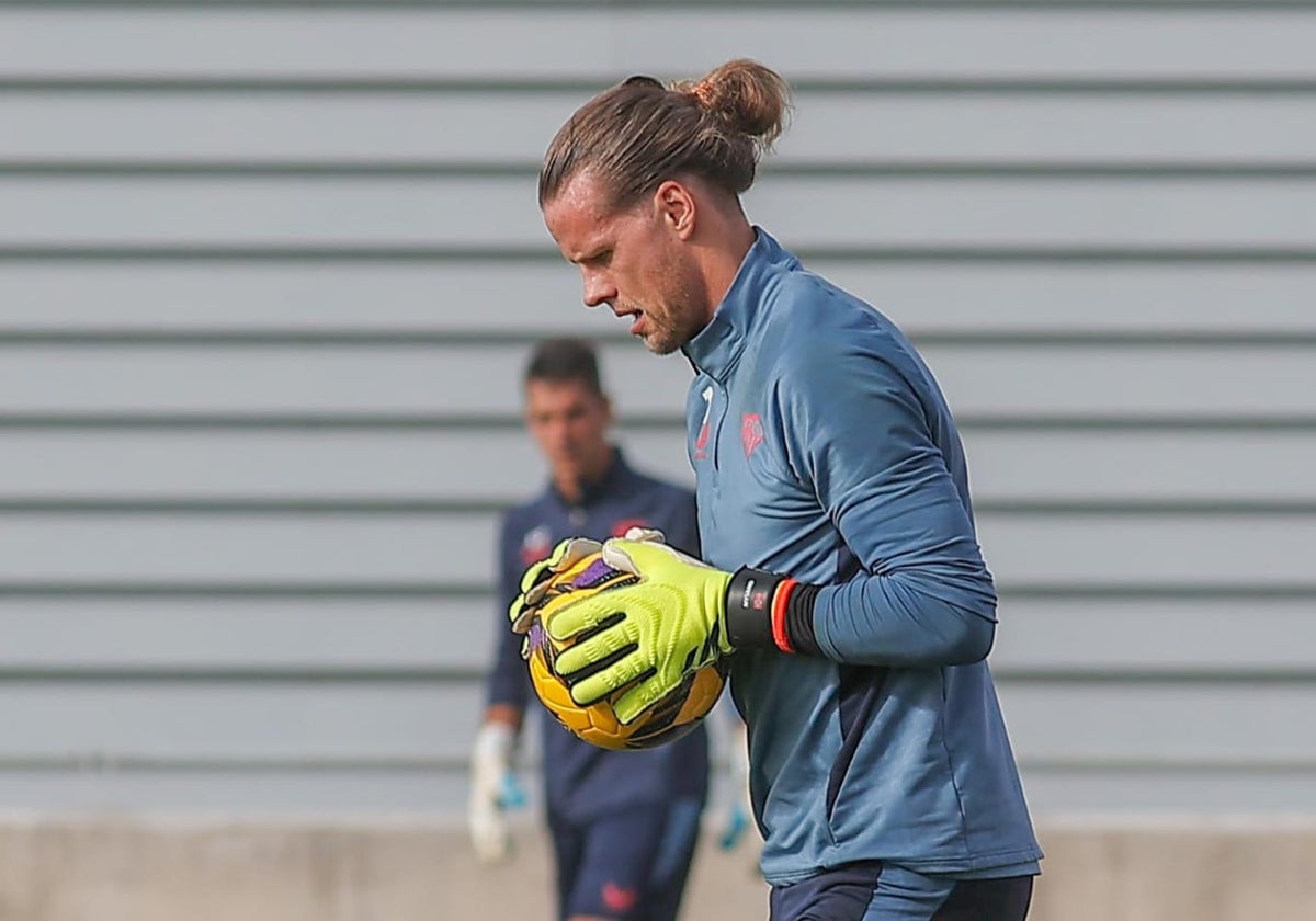 Nyland, en un entrenamiento del Sevilla