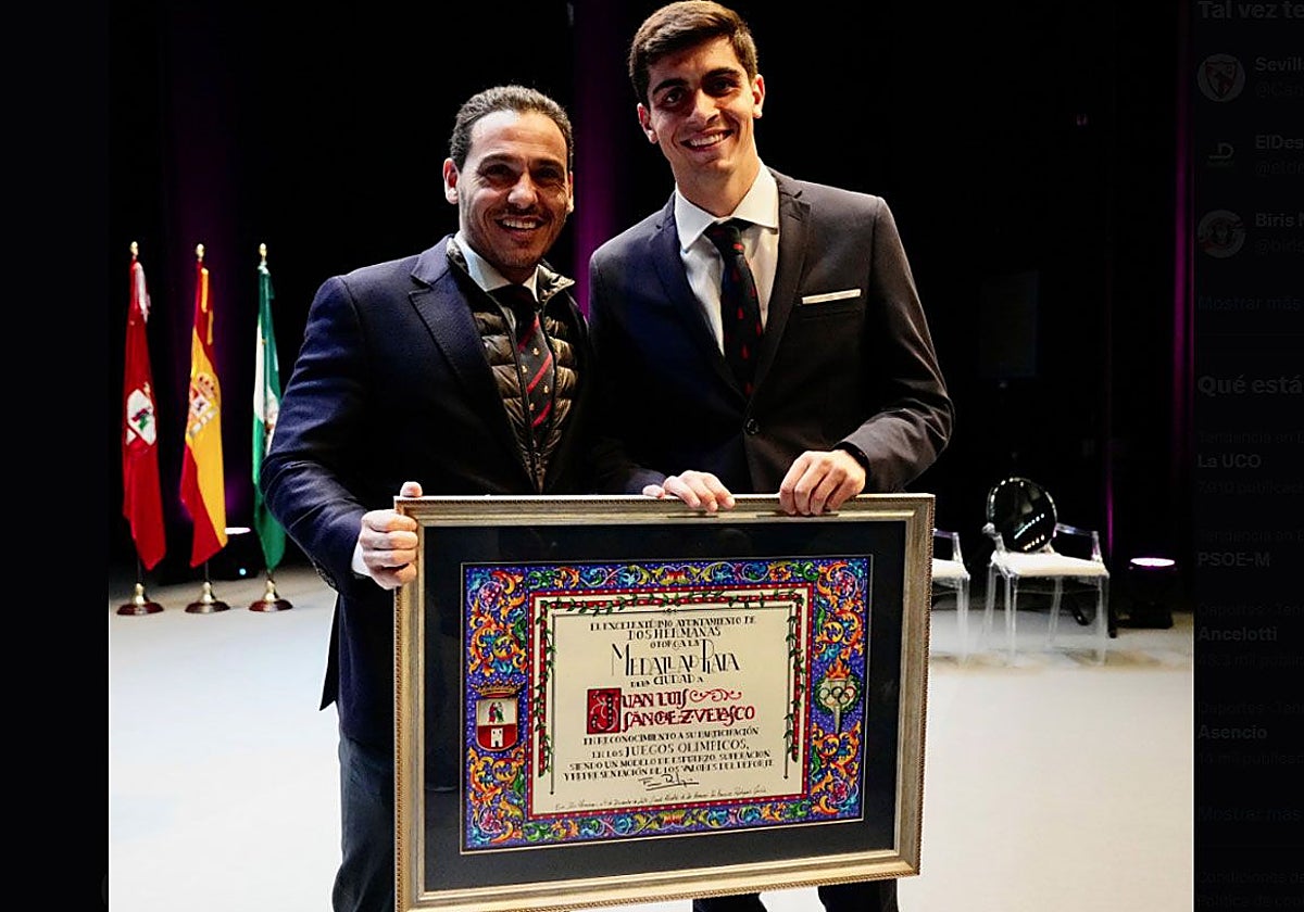 Juanlu posa con el cuadro de honor en el que el ayuntamiento de Dos Hermanas le galardona tras su oro olímpico en París