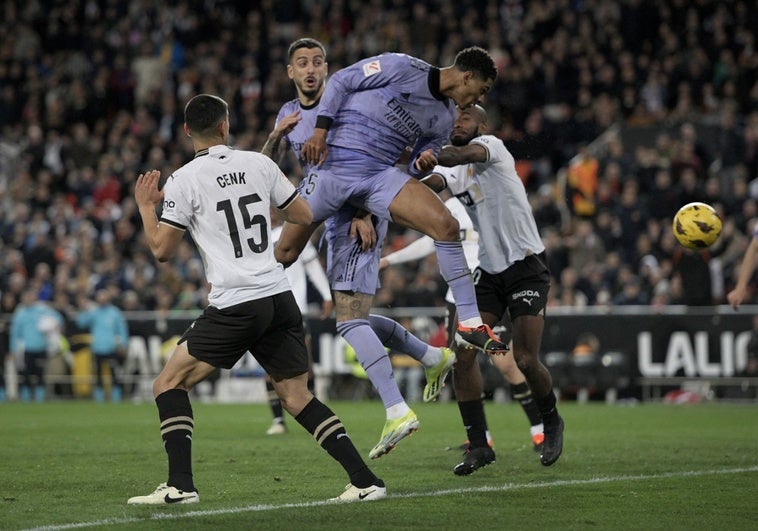 mestalla_20241205164539-R78tEqH6WmU7aKR338xQ6fL-758x531@diario_abc.jpg