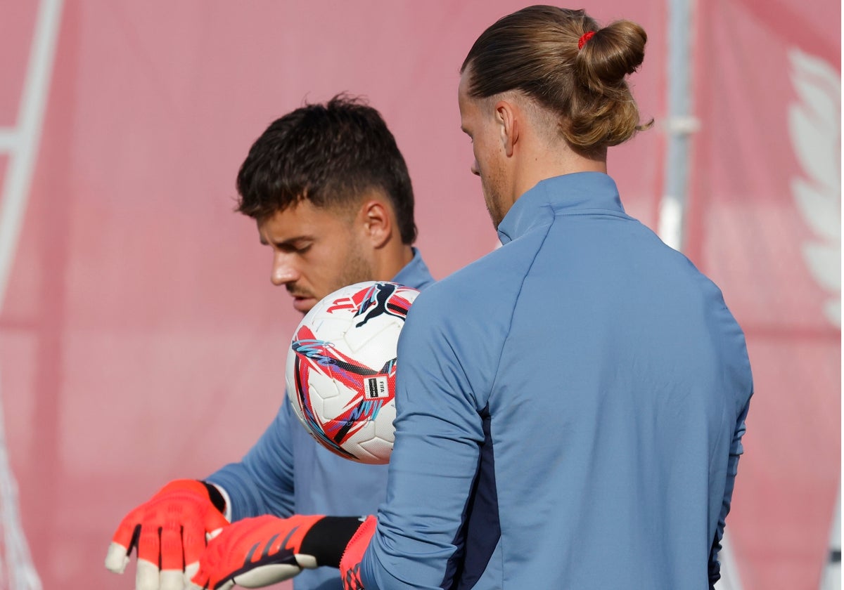 Álvaro Fernández y Orjan Nyland, durante un entrenamiento en la ciudad deportiva