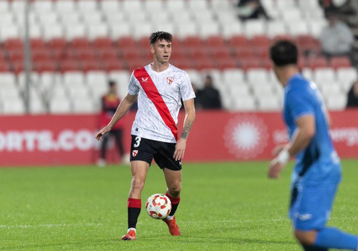 Leo Mascaró controla un balón en el duelo disputado entre el Sevilla Atlético y el Fuenlabrada en el estadio Jesús Navas