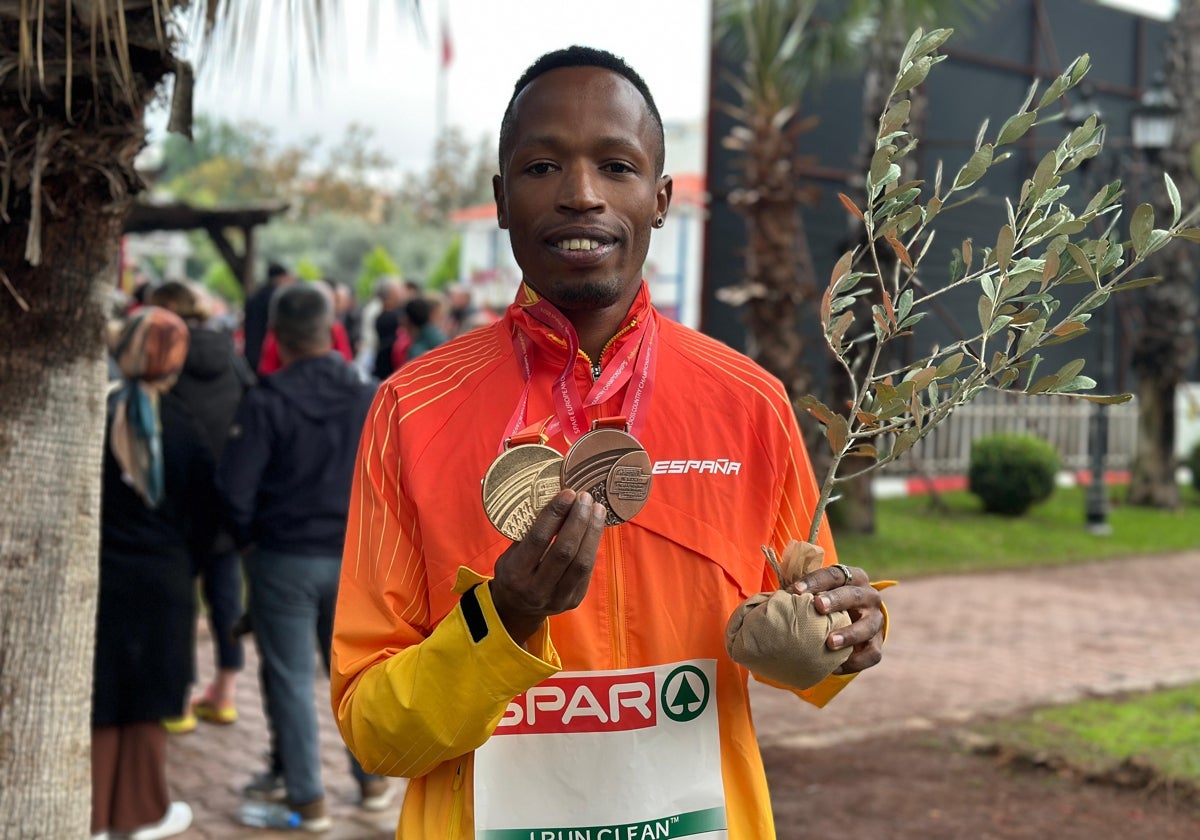 Thierry Ndikumwenayo, con sus medallas de oro (equipo) y bronce (individual)