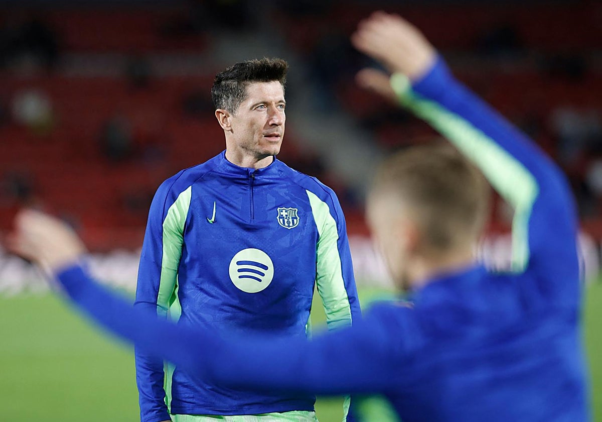 Robert Lewandowski durante un calentamiento del Barcelona