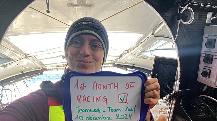 Celebración del primer mes de regata a bordo del TeamWork - Team Snef.