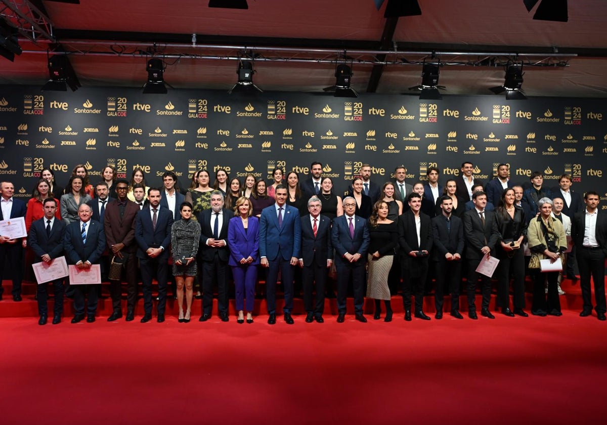 Foto de familia de los premiados junto a Pedro Sánchez, Thomas Bach y Alejandro Blanco