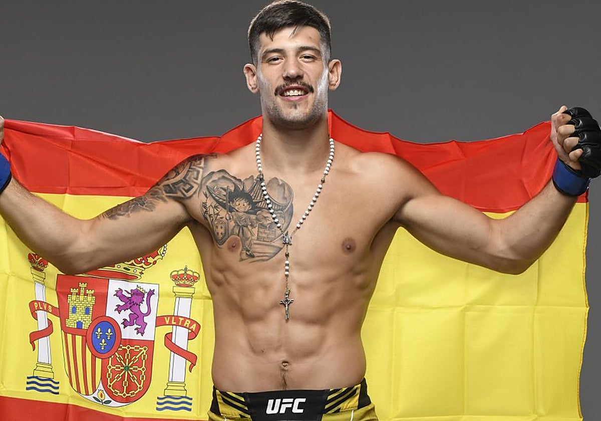 Joel Álvarez posando con la bandera de España