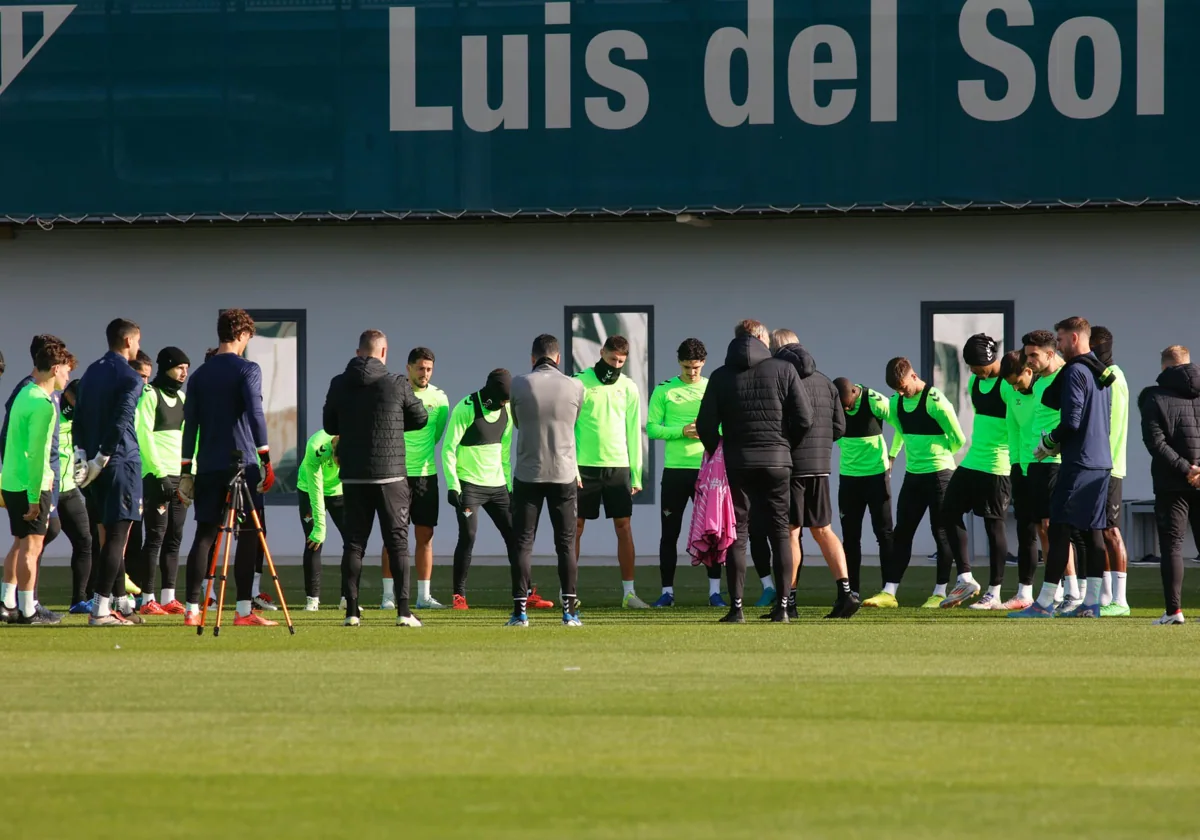 Los jugadores del Betis, reunidos en torno a Manuel Pellegrini en el entrenamiento de este miércoles