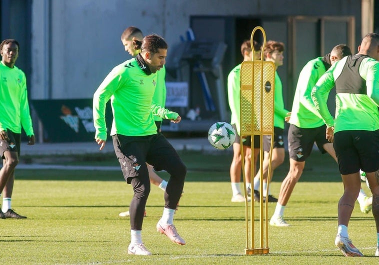 ricardo-rodriguez-betis-victor-entrenamiento-ROEEzjHdyfmxJQOB5vbs3jJ-758x531@diario_abc.jpg