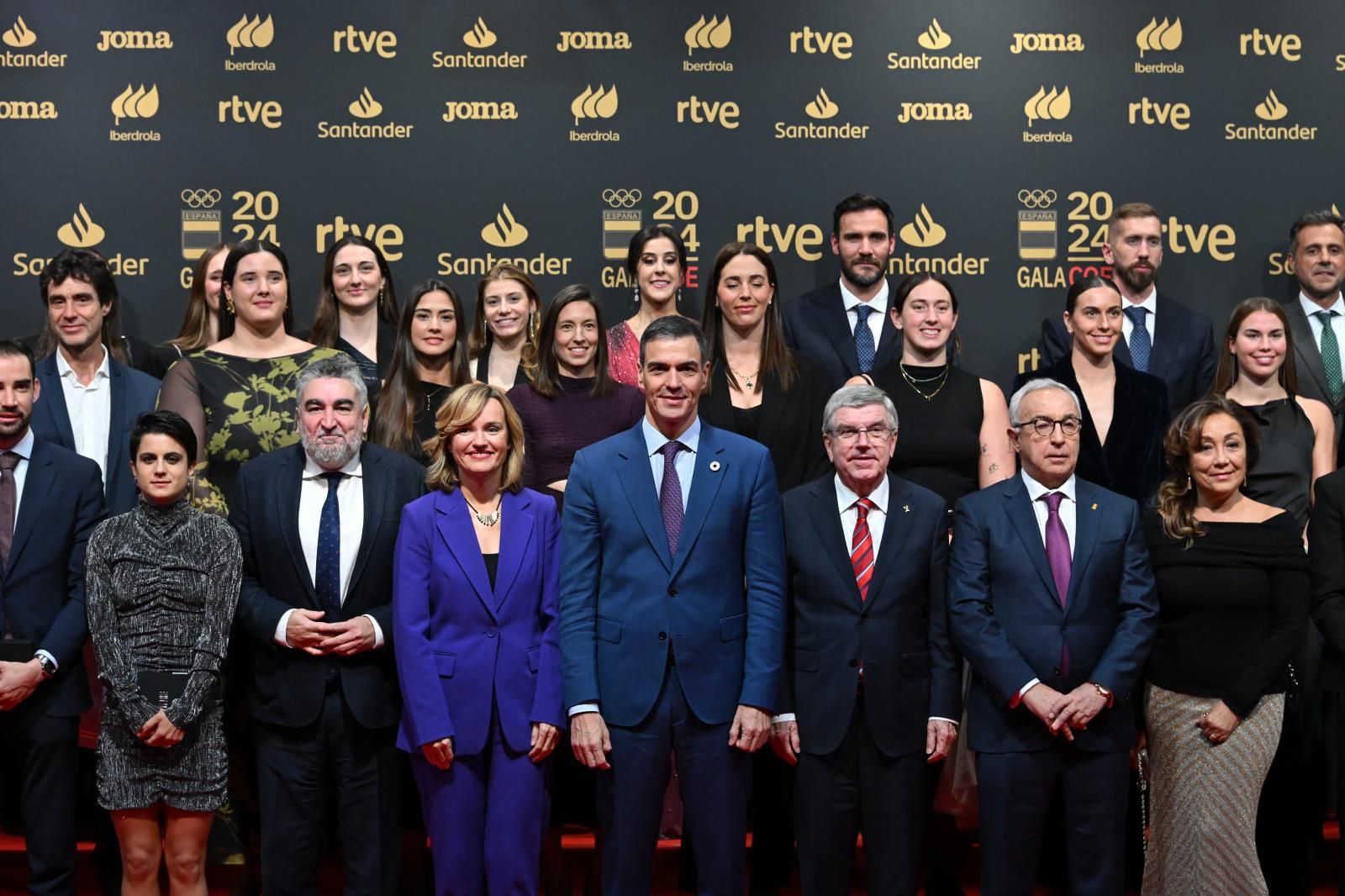 El presidente del Gobierno, Pedro Sánchez (c), junto al presidente del Comité Olímpico Español, Alejandro Blanco (2d), la ministra de Educación, Formación Profesional y Deportes, Pilar Alegría (4i), y el presidente del Consejo Superior de Deportes, José Manuel Rodríguez Uribes (3i), entre otras autoridades