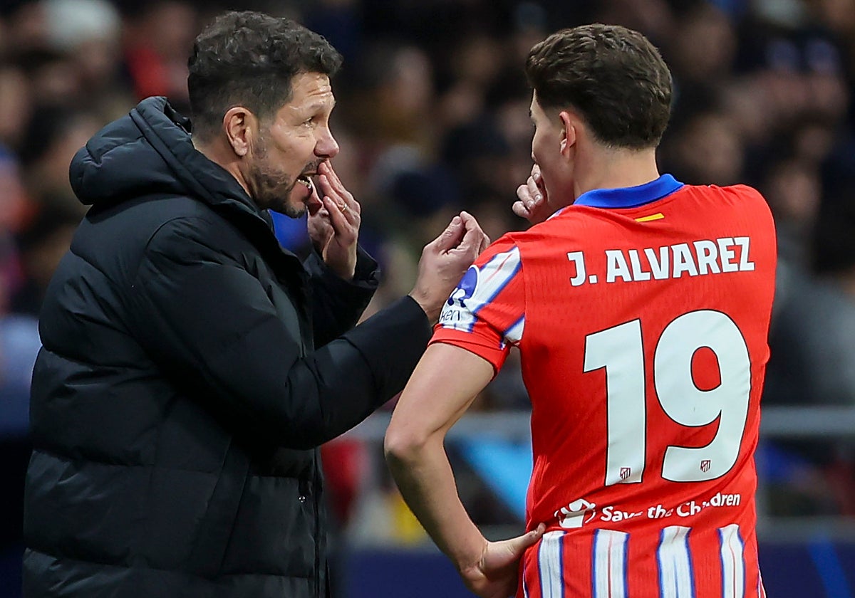 Simeone habla con Julián Álvarez en el duelo de la Champions contra el Slovan Bratislava