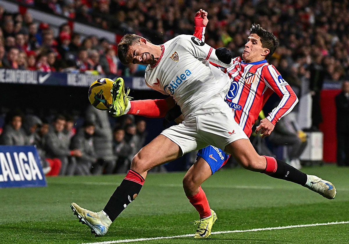 Kike Salas disputa un balón en el Metropolitano