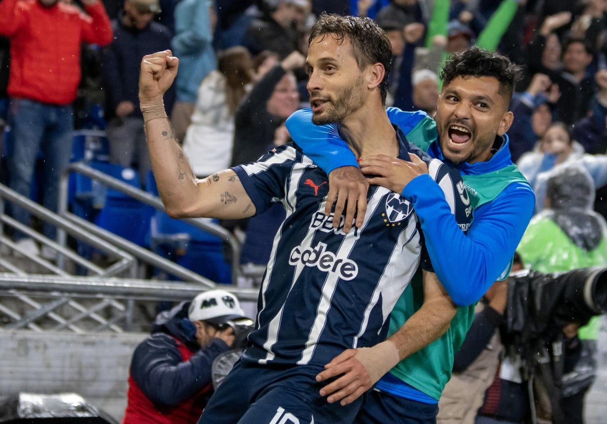 Canales celebra un gol con la camiseta de Rayados y recibe el abrazo de Tecatito Corona